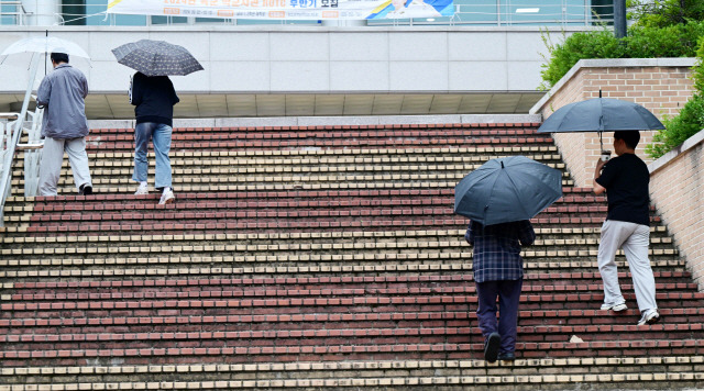 ▲ 지난 5일 가을비가 내린 강원대학교 춘천캠퍼스에서 학생들이 이동하고 있다. 김정호