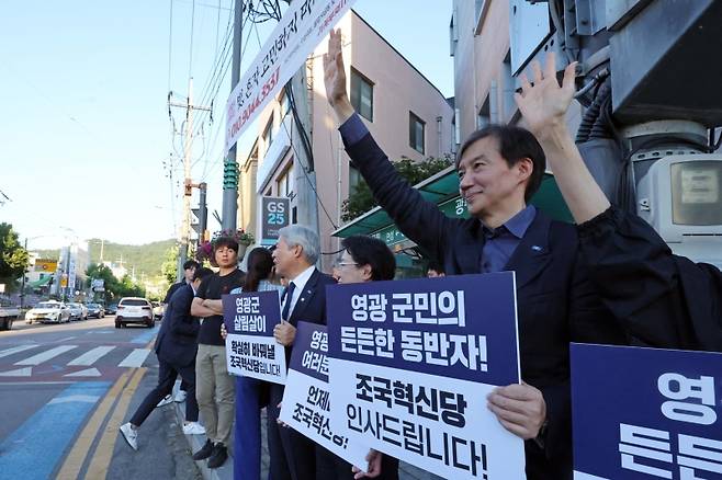 ▲ 퇴근하는 시민들에게 인사하는 조국혁신당 조국 대표 [연합뉴스]