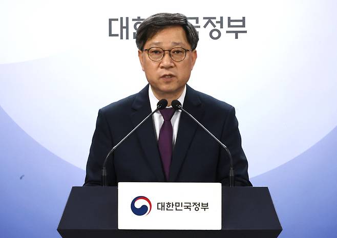 정윤순 보건복지부 보건의료정책실장이 10일 서울 종로구 정부서울청사에서 열린 응급의료 등 비상진료 대응 관련 브리핑에서 발언하고 있다. 연합뉴스