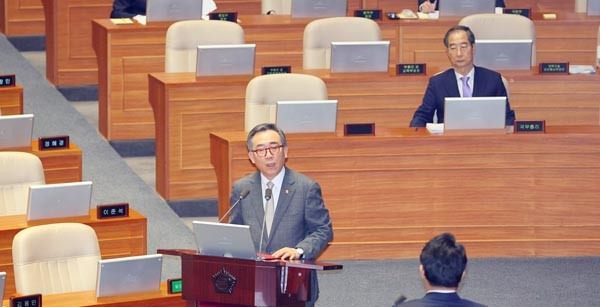 10일 늦은 오후 국회에서 열린 본회의 외교·통일·안보 분야 대정부질문에서 조태열 외교부 장관이 국민의힘 윤상현 의원의 질의에 답하고 있다. 연합뉴스