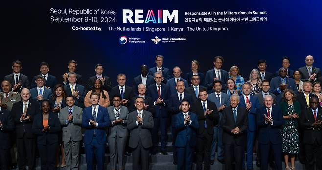 South Korean Foreign Minister Cho Tae-yul (3rd from left, front row) and Defense Minister Kim Yong-hyun (3rd from right, front row) pose with other participants during the Ministerial Roundtable at the Responsible AI in the Military Domain (REAIM) conference in Seoul on Tuesday. Co-hosted annually by South Korea, the Netherlands, and Singapore, the conference focuses on the responsible use of artificial intelligence in military applications. (Yonhap via Ministry of National Defense)