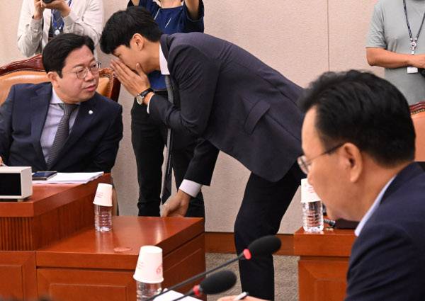 국회 법제사법위원회 야당 간사인 김승원(왼쪽) 더불어민주당 의원이 9일 열린 법안심사제1소위원회 회의에서 '김건희 특검법'과 '채상병 특검법'을 민주당 단독으로 통과시키기 전 국회 관계자와 이야기하고 있다. 국민의힘 소위 위원들은 강행 처리에 반발해 퇴장했다. 이병주 기자