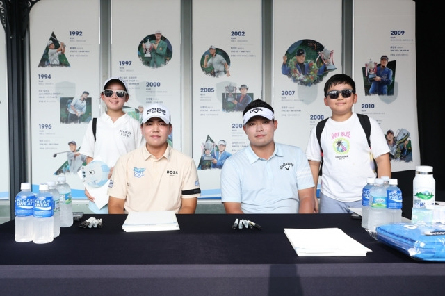 신한동해오픈 3라운드 직후 사인회를 통해 팬들과 소통의 시간을 가진 장유빈과 이승택(오른쪽). KPGA