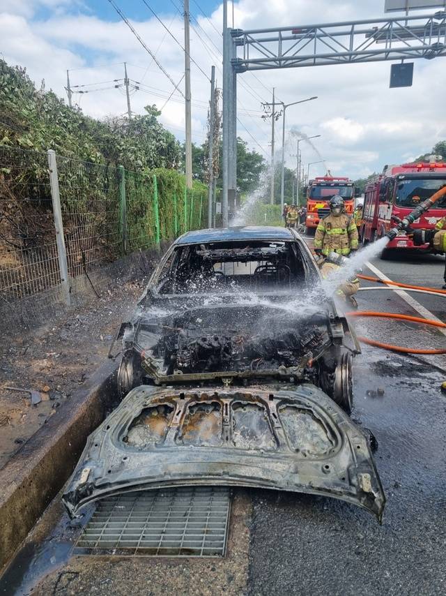 10일 오후 1시6분쯤 경남 김해시 대청동에서 창원 방면 불모산터널 진입 약 100ｍ 전 승용차 화재 현장에서 소방대원이 화재 진압을 하고 있다. 경남소방본부 제공