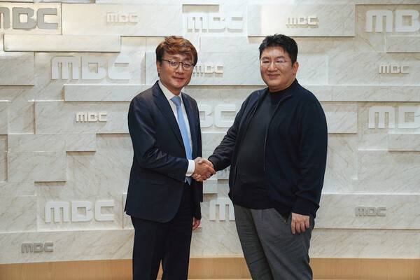 ▲2023년 10월30일 서울 마포구 상암동 MBC 본사 사옥에서 안형준 MBC 사장(왼쪽)과 방시혁 하이브 의장이 악수하고 있다. MBC와 하이브는 지난 4년간 중단됐던 하이브 소속 아티스트 출연 및 콘텐츠 교류를 재개한다고 밝혔다. 사진=MBC
