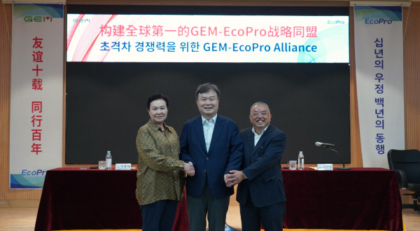 Lee Dong-chae, former Chairman of EcoPro (center), discusses collaboration with GEM Chairman Heo Gae-hwa (right) and Vice Chairman Wang Min (left) at EcoPro headquarters. [Courtesy of EcoPro]