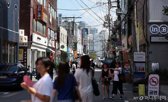 [서울=뉴시스] 김선웅 기자 =  소비 부진·인건비·고금리 등으로 폐업이 늘면서 자영업자 수가 6개월 연속 감소했다. 통계청에 따르면 지난달 자영업자 수는 작년 동월보다 6만2천명 감소한 572만1천명으로 지난 2월부터 6개월째 감소세이며 코로나 사태 이후 처음이다. 특히 고용원이 없는 자영업자는 427만3천명으로 작년 7월보다 11만명이 줄면서 9월 이후 11개월 연속 감소세를 보였다. 19일 서울 소재 상가 밀집지역의 모습. 2024.08.19. mangusta@newsis.com /사진=김선웅