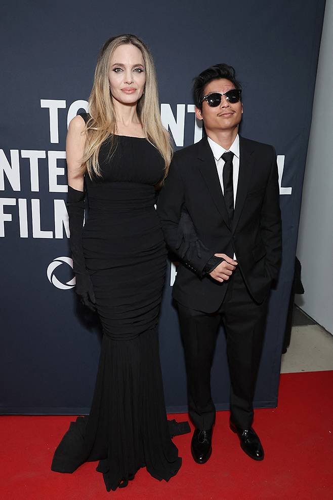 할리우드 배우 안젤리나 졸리와 그의 아들 팍스가 8일(현지시간) 캐나다 토론토에서 열린 '토론토국제영화제'(TIFF)에서 열린 자신이 감독과 시나리오를 맡은 영화 '아웃도어 블러드'(Without Blood) 레드카펫 행사에 참석했다./AFPBBNews=뉴스1