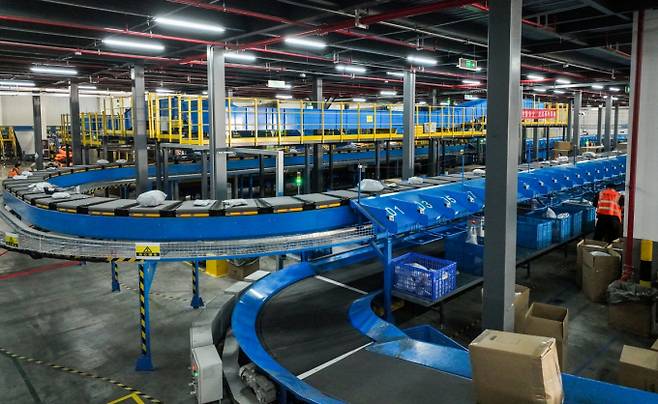 차이냐오 항저우 DLJ 물류창고는 중국 내 최첨단 물류센터 중 하나로 전체 국제 특송의 12분의 1을 담당하고 있다. 사진은 항저우 DLJ 물류창고의 컨베이어 시스템. /사진=차이냐오