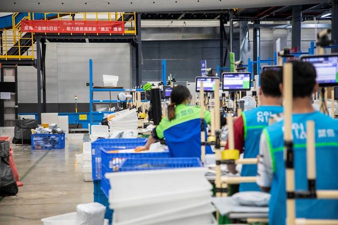 차이냐오 항저우 DLJ 물류창고에서 직원들이 물품을 분류하고 있다. /사진=차이냐오