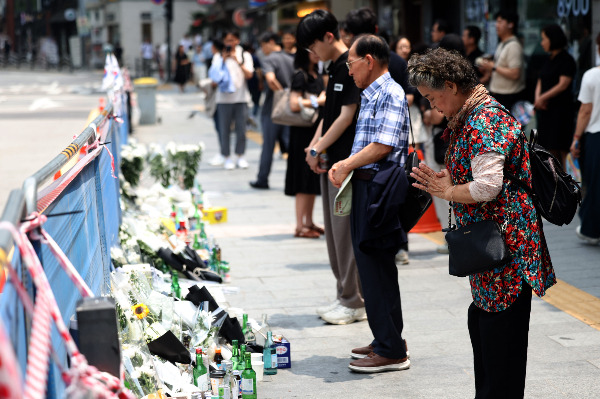 서울시가 시청역 참사와 같은 사고를 방지하기 위해 보행자 위험 지역에 나무 2000그루를 심기로 했다. 사진은 지난 7월 시청역 교차로 인근에서 발생한 차량 인도 돌진사고 현장에서 시민들이 추모하는 모습. /사진=뉴시스