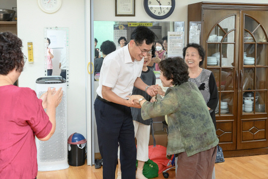 추석을 맞아 경로당을 방문한 이기재(가운데) 양천구청장. 양천구청 제공