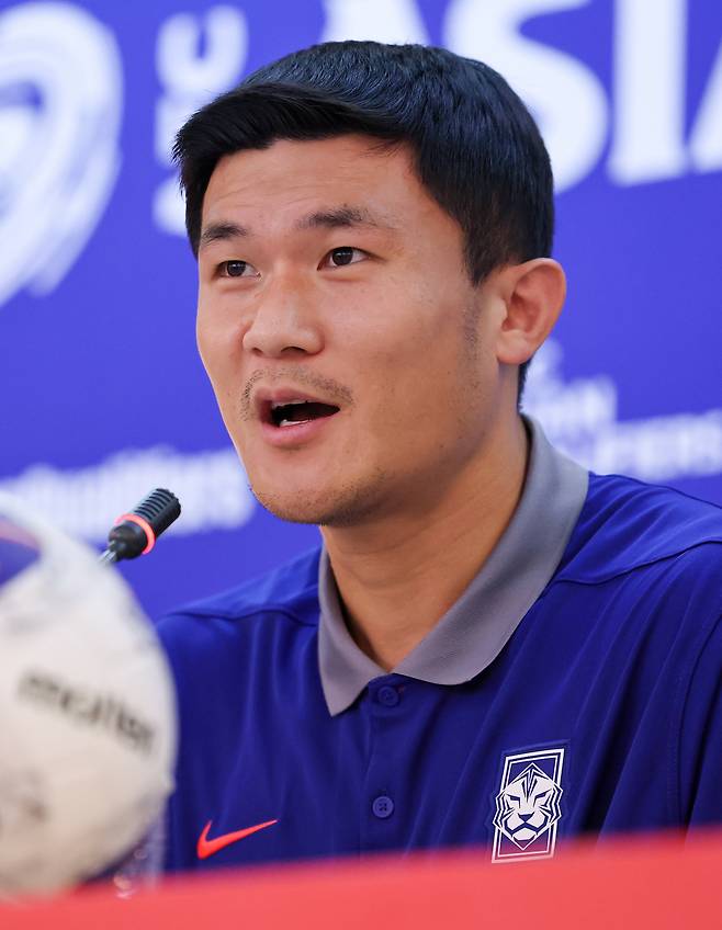 북중미 월드컵 3차 예선 오만전을 앞둔 축구 국가대표 김민재가 경기 하루 전인 9일 오후(현지시간) 오만 무스카트 시티시즌스 호텔에서 열린 공식 기자회견에서 발언하고 있다. [연합]