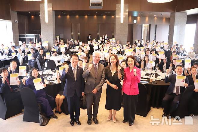 [서울=뉴시스] 강인선 외교부 2차관은 10일 오전 외교부와 글로벌펀드가 '감염병 대응'을 주제로 공동 개최한 '2024 한-글로벌펀드 감염병 대응을 위한 고위급 심포지엄 및 조달포럼'에서 참석해 기념촬영을 하고 있다. (사진= 외교부 제공)