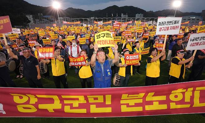 9일 강원 양구군 종합운동장에서 열린 수입천댐 건설 반대 궐기대회에서 서흥원 군수와 기관·단체 관계자, 주민들이 댐 건설 전면 백지화를 환경부에 촉구하고 있다. 연합뉴스