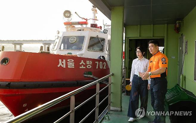 김건희 여사가 10일 '세계 자살 예방의 날'을 맞아 119특수구조단 뚝섬수난구조대에서 구조 보트에 대한 설명을 듣고 있다. 연합뉴스