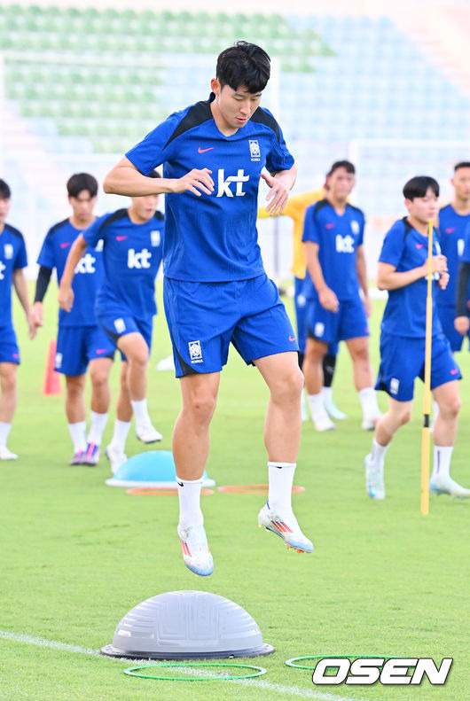 [OSEN=시브(오만) 민경훈 기자] 홍명보 감독이 이끄는 대한민국 축구대표팀 이 8일(현지시간) 오만 알 시브 스타디움에서 훈련을 가졌다.대한민국 축구대표팀은 오는 10일 오만과 2026 국제축구연맹(FIFA) 북중미 월드컵 아시아지역 3차 예선 B조 조별리그 2차전을 갖는다.축구대표팀 손흥민이 그라운드 위에서 훈련을 하고 있다. 2024.09.08 / rumi@osen.co.kr