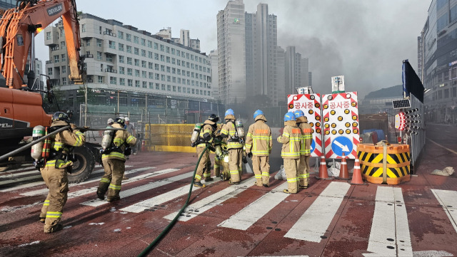 10일 오전 5시께 경기 시흥시 목감동 신안산선 목감역 화재현장에서 소방대원들이 진화작업을 하고 있다. 연합뉴스