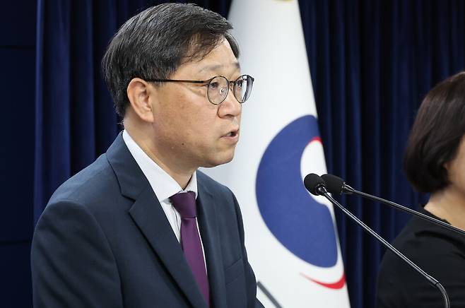 10일 정윤순 보건복지부 보건의료정책실장이 서울 종로구 정부서울청사에서 브리핑을 열고 있다. ⓒ연합뉴스