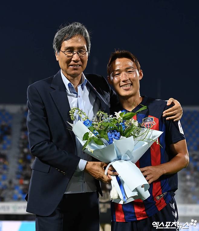 중국축구협회(CFA)가 손준호에게 내린 징계의 범위가 전 세계로 확대된다면 손준호는 과거 승부조작에 연루돼 한국 축구계에서 퇴출된 최성국의 뒤를 따를 수도 있다. 국가대표급 미드필더인 손준호가 32세의 나이에 축구화를 벗을 가능성이 존재한다는 이야기다. 현 시점에서 손준호 측의 정확한 해명이 필요한 이유다. 손준호 측은 11일 기자회견을 열 예정이라고 밝혔다. 사진 엑스포츠뉴스 DB