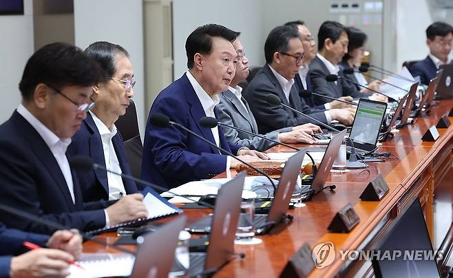 윤석열 대통령, 국무회의 발언 (서울=연합뉴스) 진성철 기자 = 윤석열 대통령이 10일 서울 용산 대통령실 청사에서 열린 국무회의에서 발언하고 있다.  2024.9.10   [대통령실통신사진기자단] zjin@yna.co.kr