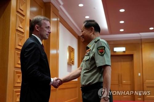 中 중앙군사위 부주석과 악수하는 美 설리번 [AFP=연합뉴스, 자료사진]