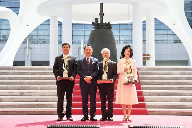 기념촬영하는 박상돈 시장(왼쪽 2번째)과 시민의 상 수상자들 [천안시 제공. 재판매 및 DB 금지]