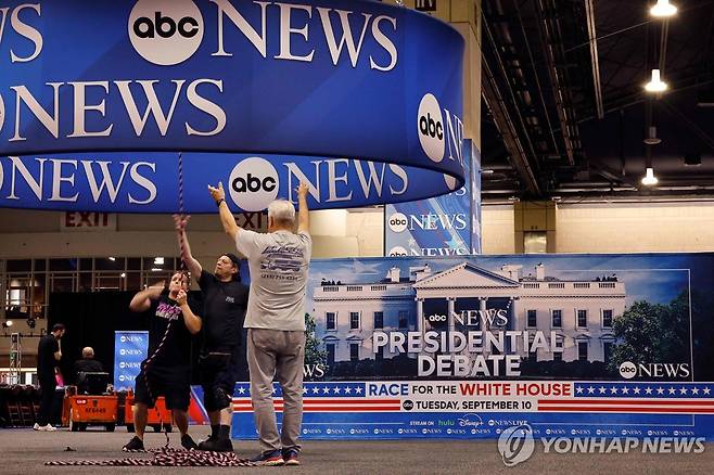 대선후보 TV 토론을 앞두고 연단을 준비 중인 노동자들 [AFP 연합뉴스 자료사진. 재판매 및 DB 금지]