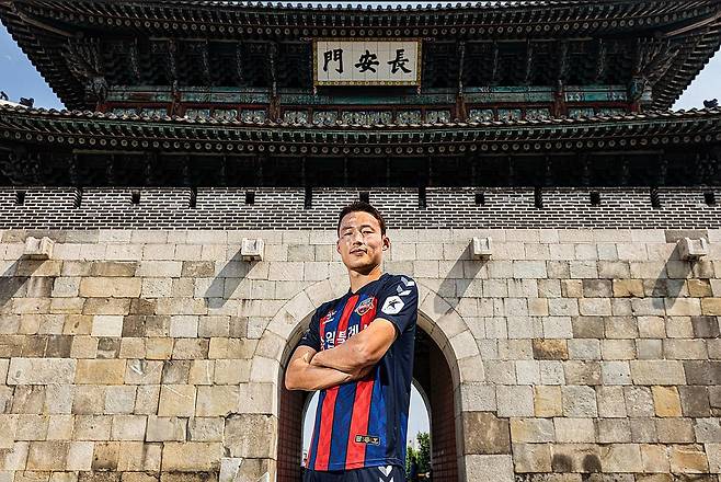 손준호, 수원FC 입단 (서울=연합뉴스) 중국 공안에 구금됐다가 10개월 만에 풀려난 전 축구 국가대표 미드필더 손준호(32)가 수원FC 유니폼을 입고 프로축구 K리그에 복귀한다.
    수원FC는 14일 "대한민국을 대표하는 미드필더 손준호(32)를 영입했다"고 밝혔다. 2024.6.14 [수원FC 제공. 재판매 및 DB 금지] photo@yna.co.kr