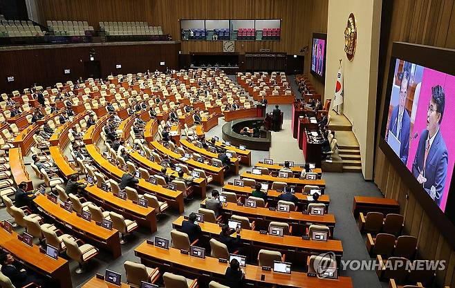 외교·통일·안보 분야 대정부질문 시작 (서울=연합뉴스) 한종찬 기자 = 한덕수 국무총리가 10일 저녁 국회에서 열린 본회의 외교·통일·안보 분야 대정부질문에서 윤상현 의원의 질의에 답하고 있다. 2024.9.10 saba@yna.co.kr