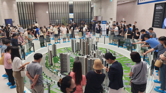 11일 오전 경기도 김포시 북변동 139번지에 위치한 한강 수자인 오브센트 견본주택을 찾은 방문객들이 내부를 둘러보고 있다./사진=한양 제공