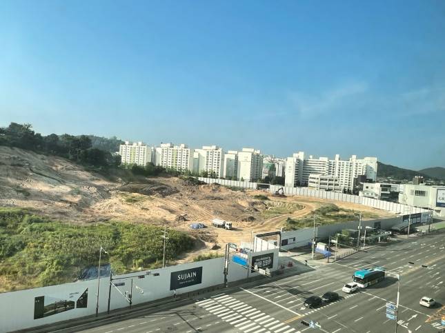 한강 수자인 오브센트 현장. 나무가 심어진 언덕쪽은 북변공원이 조성되는 부지다./사진=김미리내 기자 pannil@