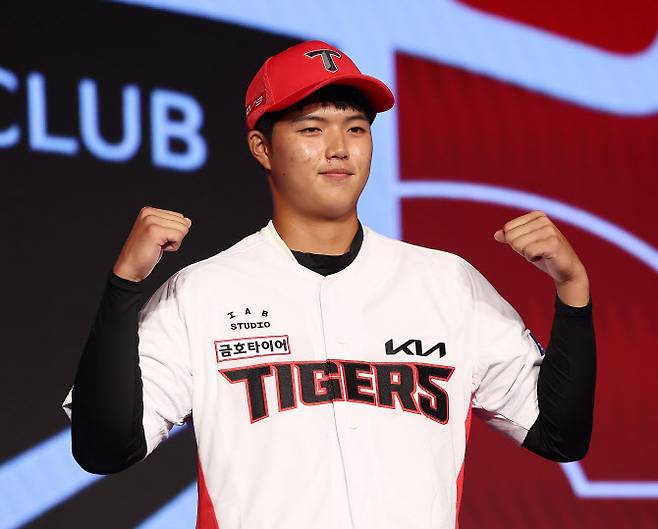 11일 오후 서울 송파구 롯데호텔 월드 크리스탈볼룸에서 열린 2025 KBO 신인 드래프트에서 KIA 타이거즈에 1라운드 5순위 지명을 받은 김태형(덕수고)이 유니폼을 입고 있다. 사진=연합뉴스