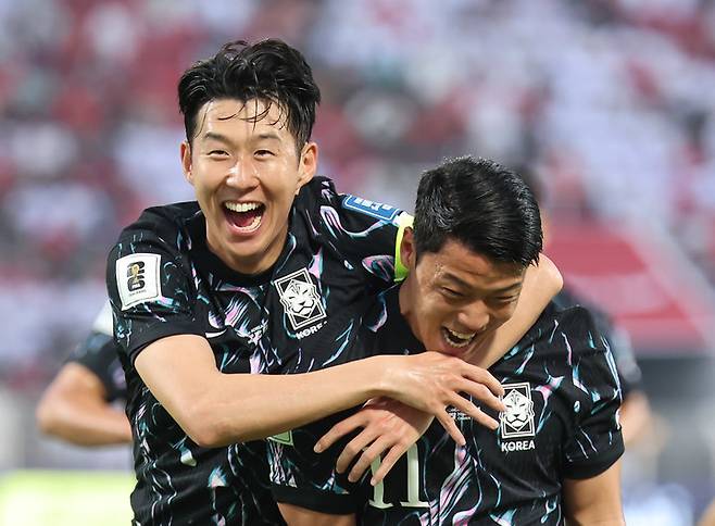 한국 축구 대표팀 손흥민이 황희찬의 선제골에 기뻐한다