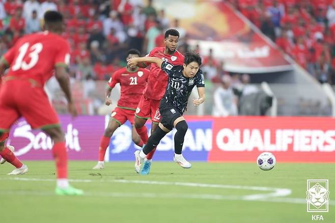 10일 (한국시간) 오만 무스카트의 술탄카부스 경기장에서 열린 오만과의 2026 국제축구연맹(FIFA) 북중미 월드컵 아시아지역 3차 예선 B조 조별리그 2차전 대한민국과 오만의 경기에서 대한민국 이강인이 돌파를 시도하고 있다. (대한축구협회 제공) 2024.9.10/뉴스1