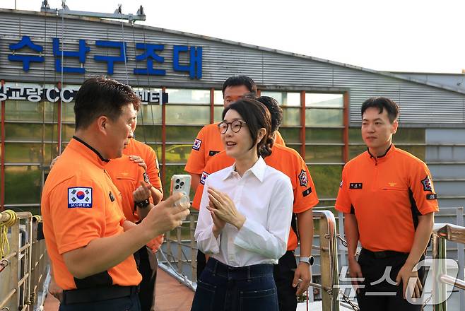 김건희 여사가 세계 자살 예방의 날’인 10일 서울 뚝섬 수난구조대 건물 앞에서 근무자들과 대화를 나누고 있다. (대통령실 제공) 2024.9.10/뉴스1 ⓒ News1 박지혜 기자