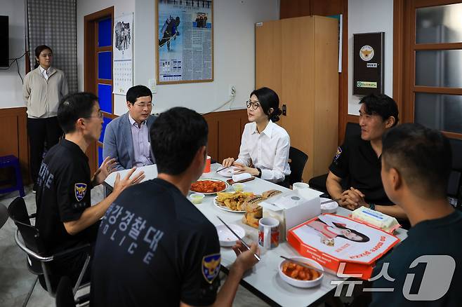 김건희 여사가 10일 ‘세계 자살 예방의 날’을 맞아 서울 한강경찰대 망원치안센터 근무자들과 대화를 나누고 있다. (대통령실 제공) 2024.9.10/뉴스1 ⓒ News1 박지혜 기자