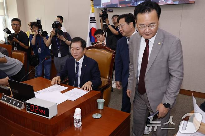 국회 법제사법위원회 김승원 더불어민주당, 유상범 국민의힘 간사가 11일 오전 서울 여의도 국회에서 열린 법사위 제418회국회(정기회) 제5차 전체회의에서 정청래 위원장에게 여야 입장을 전달한 뒤 자리로 향하고 있다. 법사위는 이날 김건희 특검법과 채해병 특검법을 의결할 예정이다. 2024.9.11/뉴스1 ⓒ News1 안은나 기자