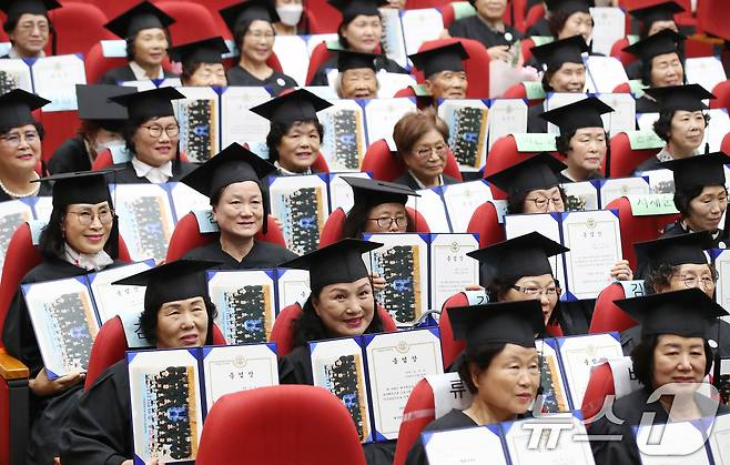 11일 오전 대구시교육청에서 열린 '대구내일학교 초등 제12회·중학 제9회 졸업식'에 참석한 졸업생들이 졸업장을 들고 기념촬영을 하고 있다.  2024.9.11/뉴스1 ⓒ News1 공정식 기자