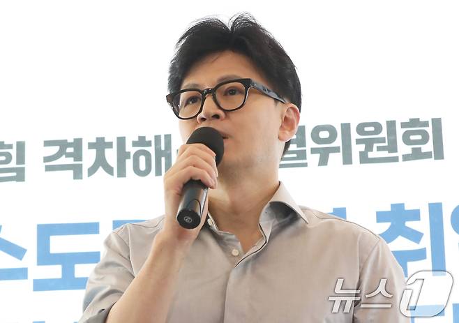 한동훈 국민의힘 대표가 11일 부산 금정구 부산대학교 인근 한 카페에서 '수도권-비수도권 청년 취업격차 대책 마련 대학생 간담회'를 하고 있다. 2024.9.11/뉴스1 ⓒ News1 윤일지 기자