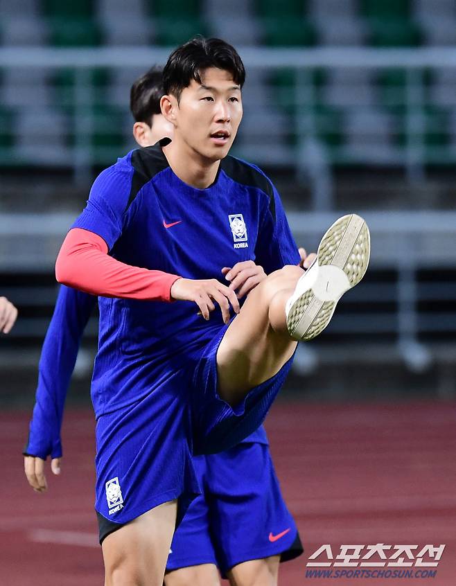 3일 오후 경기도 일산 고양종합운동장에서 축구국가대표팀 선수들이 훈련을 했다. 동료들과 함께 몸을 풀고 있는 손흥민. 일산=송정헌 기자songs@sportschosun.com/2024.09.03/