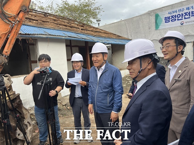 이상민 행정안전부 장관이 경남 고성군 삼산면 빈집정비사업 현장을 찾아 점검하고 주민들과 간담회를 가졌다./고성군