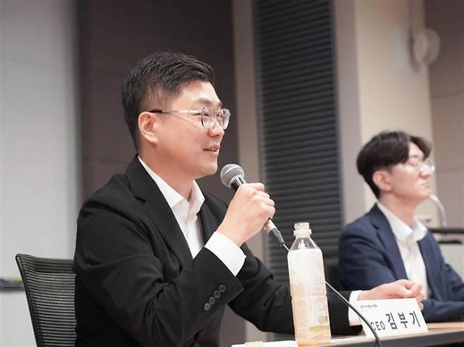 스탠다드에너지 기자간담회에서 김부기 대표가 사업계획을 설명하고 있다. 사진제공=스탠다드에너지