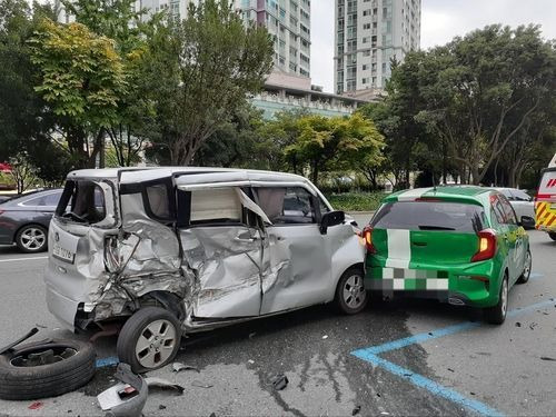 11일 오전 대구 수성구 범어네거리서 전기차 택시가 차량 여러대를 들이받는 사고로 승객 등 수명이 경상을 입는 사고가 발생했다. [이미지제공=대구소방안전본부]