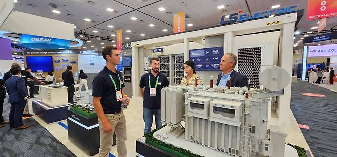 LS일렉트릭 관계자가 고객들에게 초고압 변압기를 소개하고 있는 모습. / LS일렉트릭 제공