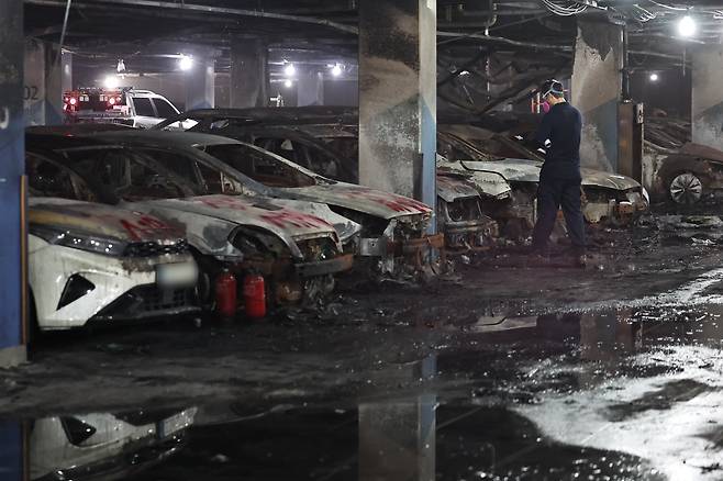 지난 8월 1일 인천 서구 청라동의 한 아파트 단지 지하주차장에서 발생한 전기차 화재 사고 현장. 성균관대 연구진은 유연하면서도 성능을 높인 리튬이온전지용 전극 제작 공정을 개발했다./뉴스1