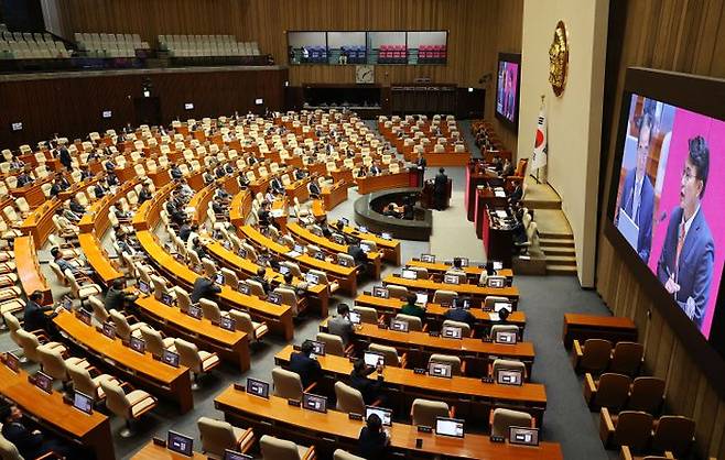 한덕수 국무총리가 10일 저녁 국회에서 열린 본회의 외교·통일·안보 분야 대정부질문에서 윤상현 의원의 질문에 답하고 있다. ⓒ연합뉴스