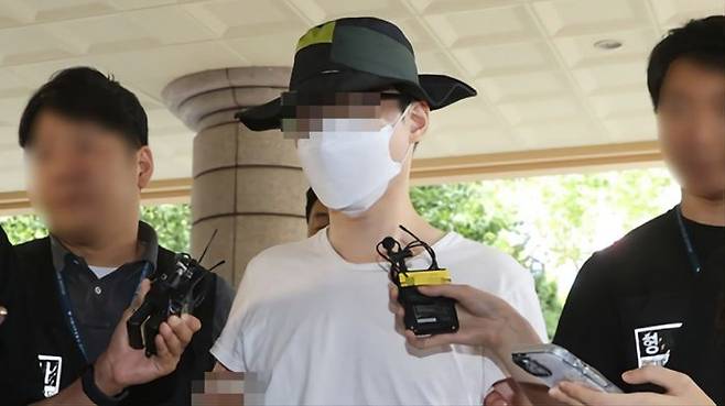 서울 은평구의 한 아파트에서 이웃 주민에게 일본도를 휘둘러 숨지게 한 혐의로 경찰에 긴급 체포된 백모(37)씨가 구속 전 피의자 심문(영장실질심사)을 받기 위해 1일 오전 서울 마포구 서울서부지법으로 들어서고 있다.ⓒ연합뉴스