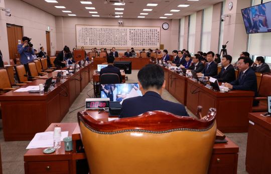 11일 오후 국회 법제사법위원회에서 김건희·채상병특검법이 야당 단독으로 통과되고 있다. 국민의힘 의원들은 법안 처리에 반발하며 표결 직전 퇴장했다. 연합뉴스