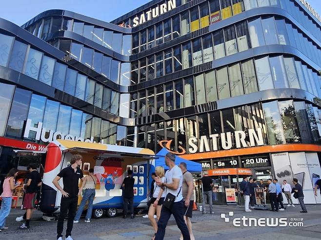 독일 베를린 시내 중심인 쿠담거리에 위치한 유로파쇼핑센터 내 가전양판점 '자툰' 매장 전경. 1층부터 5층까지 다양한 생활가전과 스마트폰, 카메라 등 IT 기기를 판매한다. 1층 외부에서는 삼성전자 갤럭시 스마트폰의 AI 기능을 체험할 수 있는 이동형 체험센터를 운영하고 있다. (사진=배옥진기자)